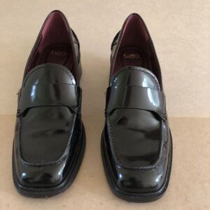 Clean, like new, chunky, hip, sturdy, glossy leather loafer. US 7.5 EU 38